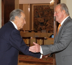 Su Majestad el Rey recibe el saludo del presidente de Cotec y presidente del Grupo Villar Mir, Juan-Miguel Villar Mir.